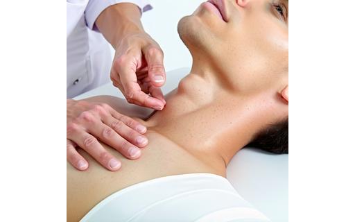 Image d'un thérapeute touchant doucement le cou d'un patient, illustrant la physiothérapie vocale.